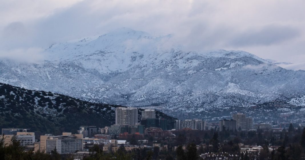 Enfrentan Desafíos por Intensas Nevadas en Santiago: Temperaturas Bajo Cero y Cortes de Luz