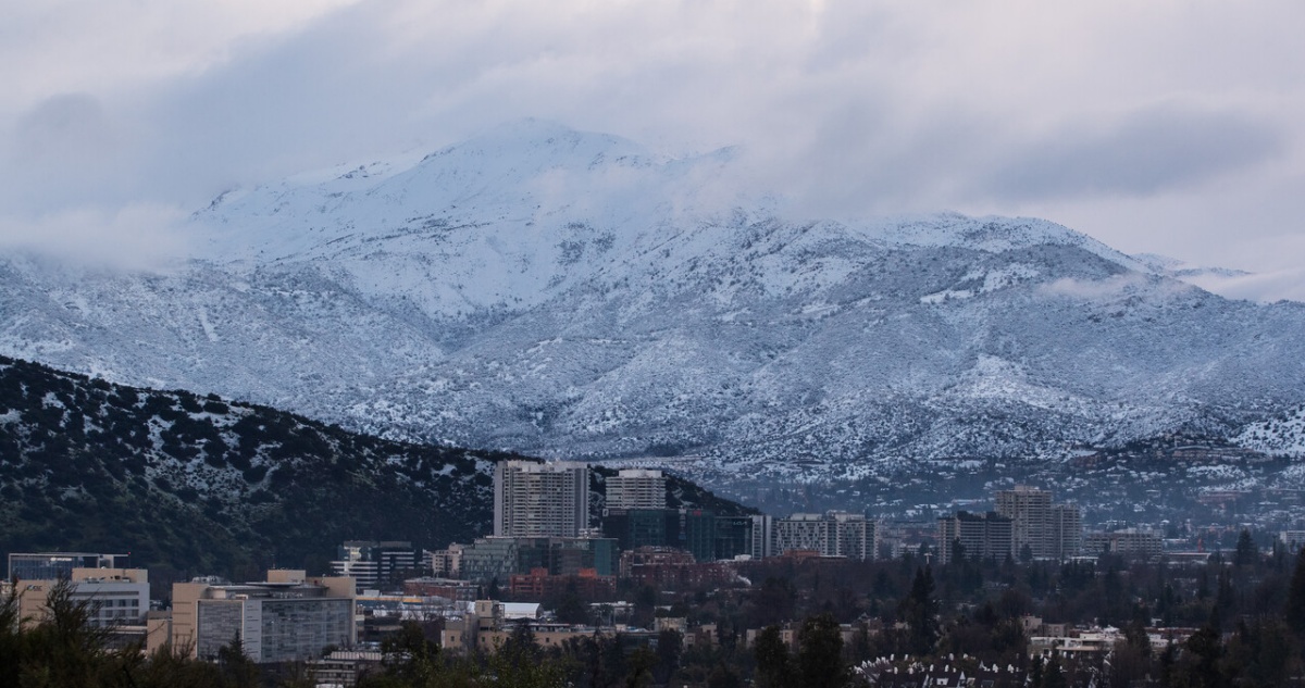Enfrentan Desafíos por Intensas Nevadas en Santiago: Temperaturas Bajo Cero y Cortes de Luz