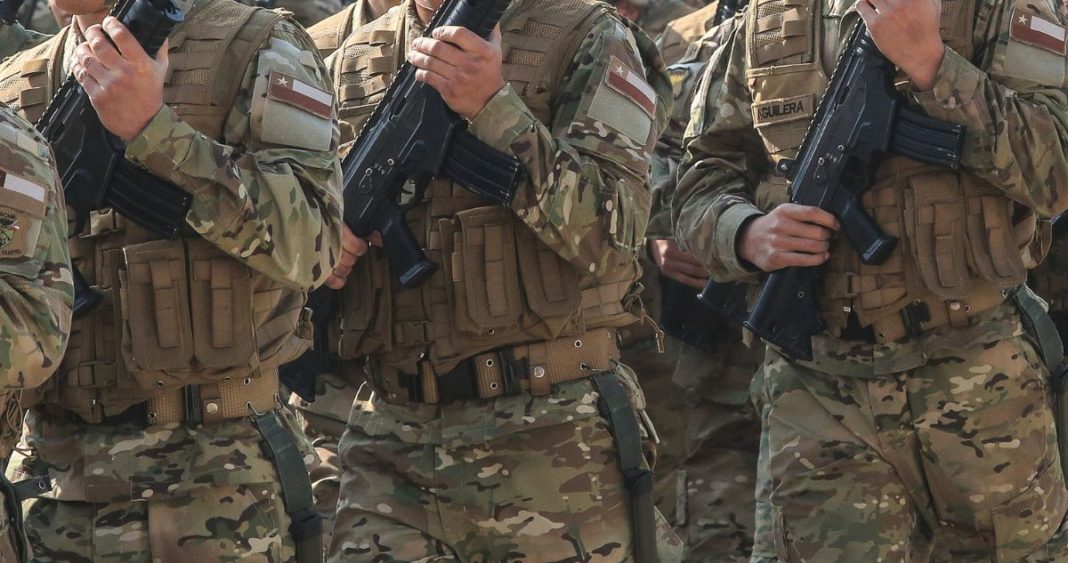 Gobierno Busca Ampliar Facultades de Inteligencia Militar Más Allá de Recintos