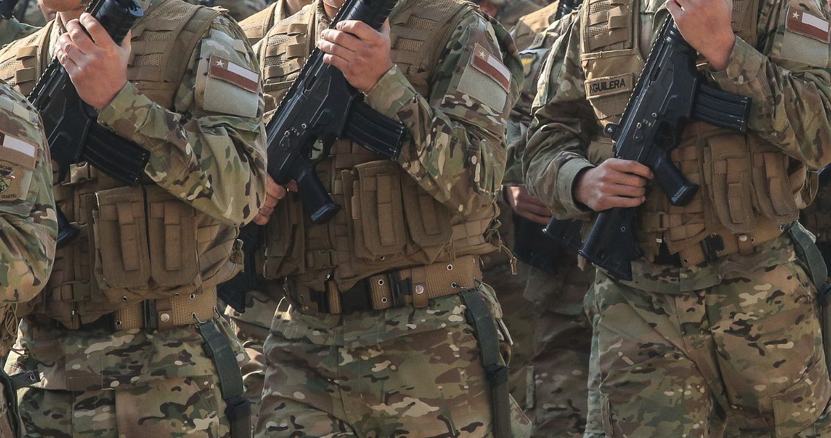 Gobierno Busca Ampliar Facultades de Inteligencia Militar Más Allá de Recintos