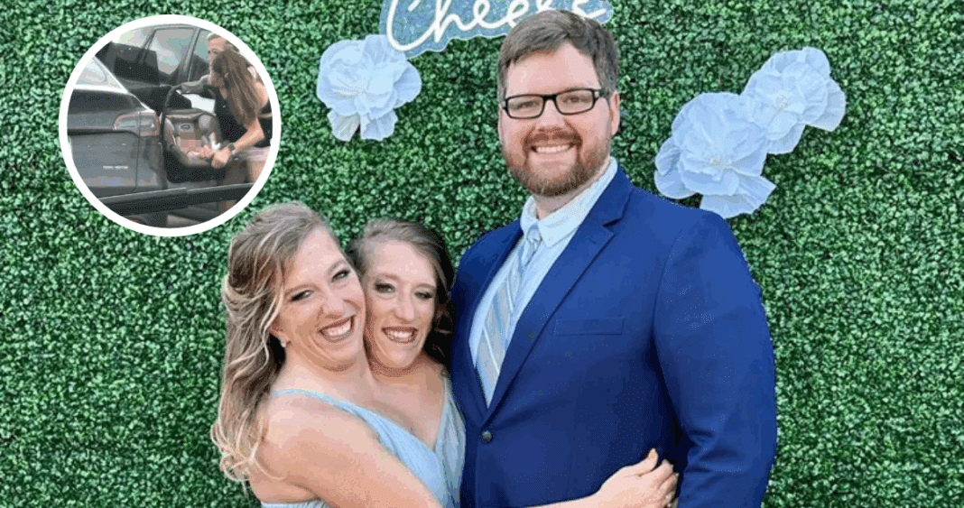 Hermanas siamesas Hensel dan la bienvenida a su primer bebé