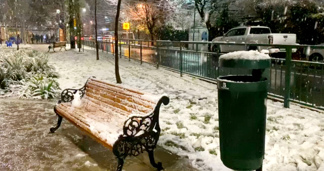 Invierno en Santiago: Nieve, Cierres Viales y Suspensión de Clases