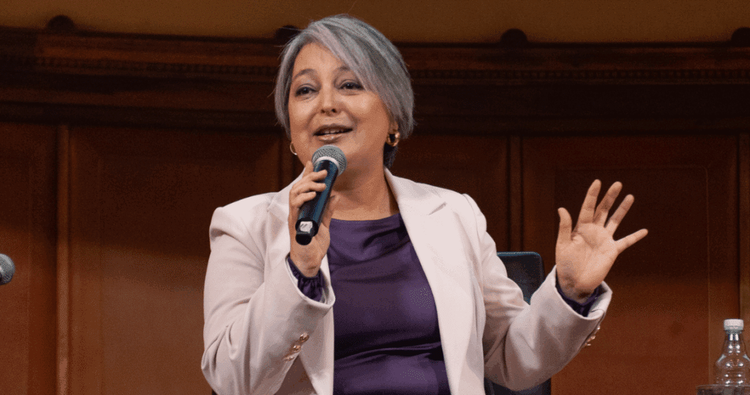 Jeannette Jara: La Comunista que Defiende su Derecho a Tener iPhone