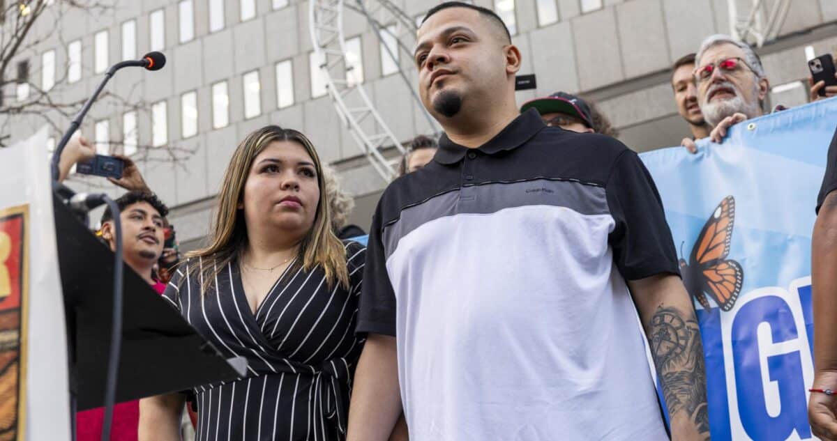 Jueza federal suspende deportación de salvadoreño a Uganda