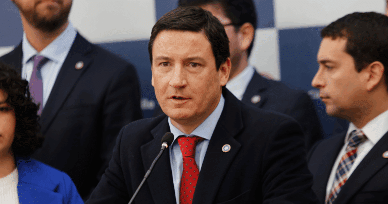 Kast Defiende su Visión Presidencial: Determinación, no Autoritarismo