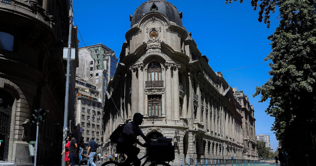 La Bolsa de Santiago Contempla Vender su Histórico Edificio