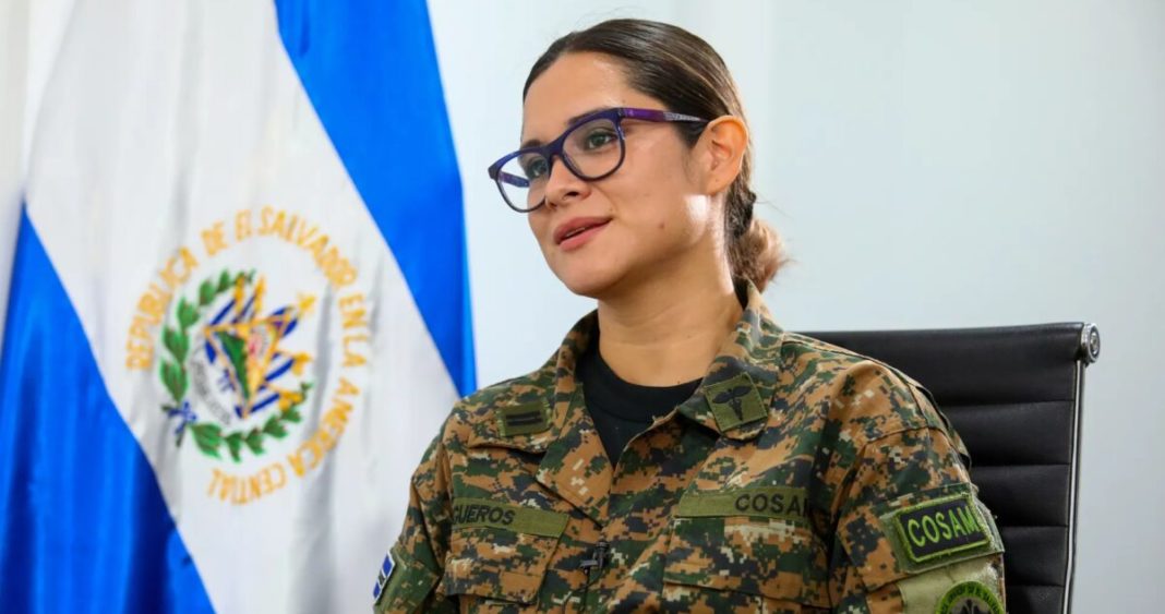 La Capitana Karla Trigueros y su Misión de Disciplina en las Aulas Salvadoreñas