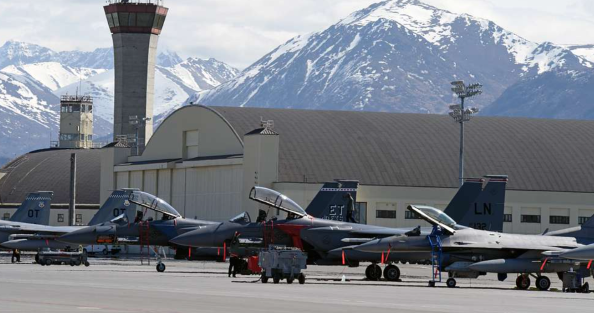 La Estratégica Base Elmendorf-Richardson: Escenario Clave para la Cumbre Trump-Putin en Alaska