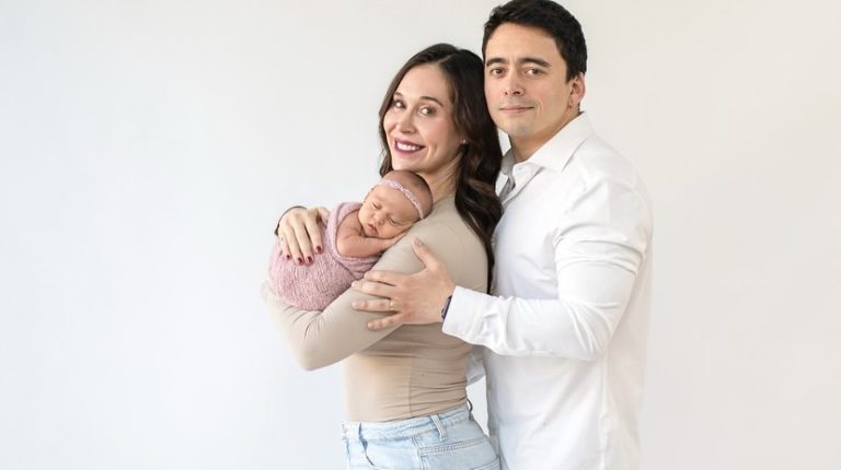 La Familia Roth-De la Fuente: Un Retrato Cautivador de Amor y Ternura