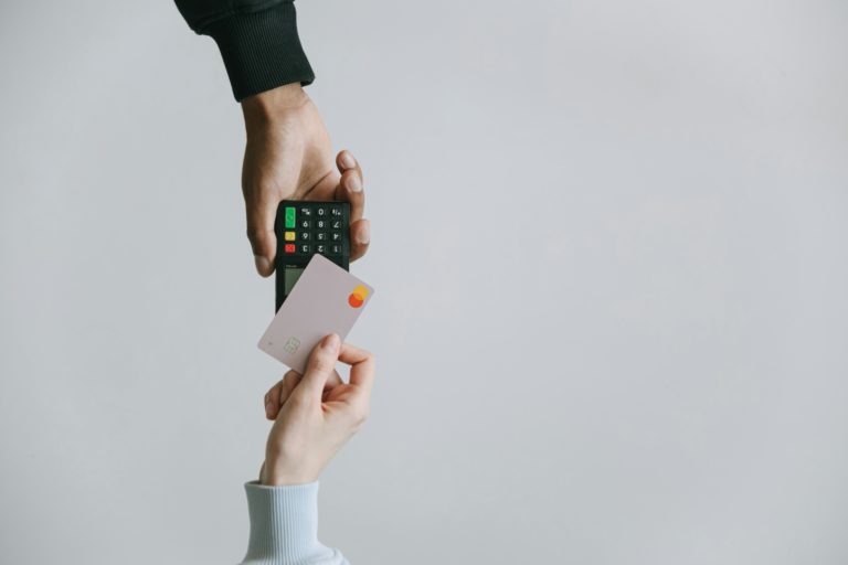 La Revolución Silenciosa de los Pagos Digitales en Chile: Tarjetas y Transferencias Dominan, Pero el Efectivo Aún Resiste