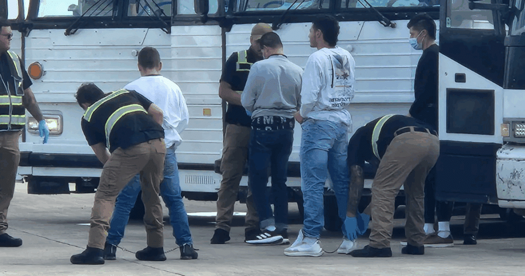 La nueva 'Cárcel de la trilladora': Cómo el Gobierno de EE. UU. expande su red de detención de inmigrantes
