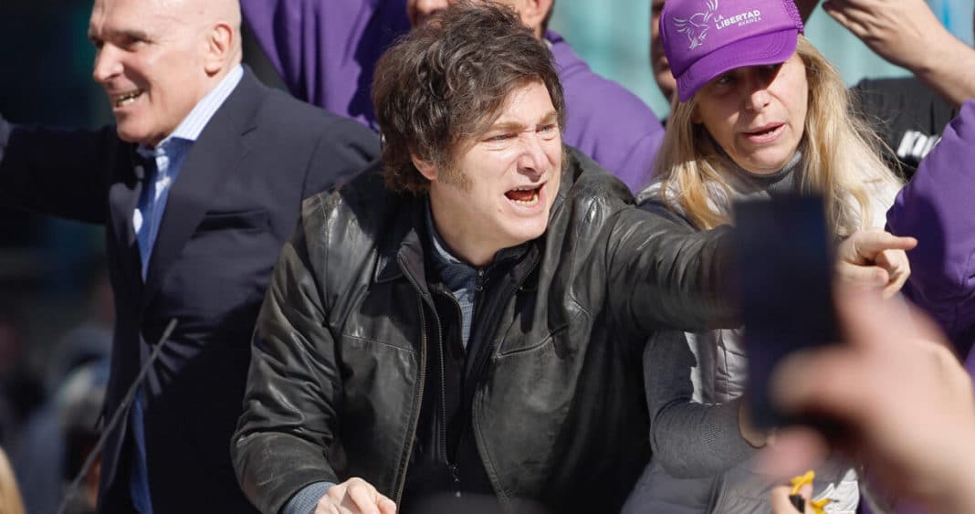 Milei Atacado por Manifestantes: Presidente Argentino Ileso e Imperturbable