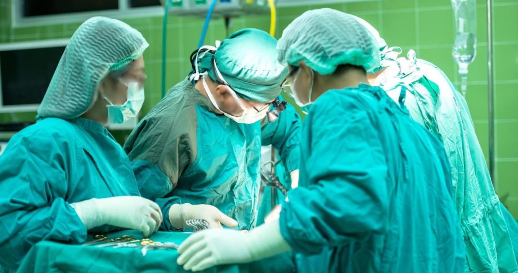 Neurocirujano Condenado a Pagar $150 Millones por Negligencia Médica