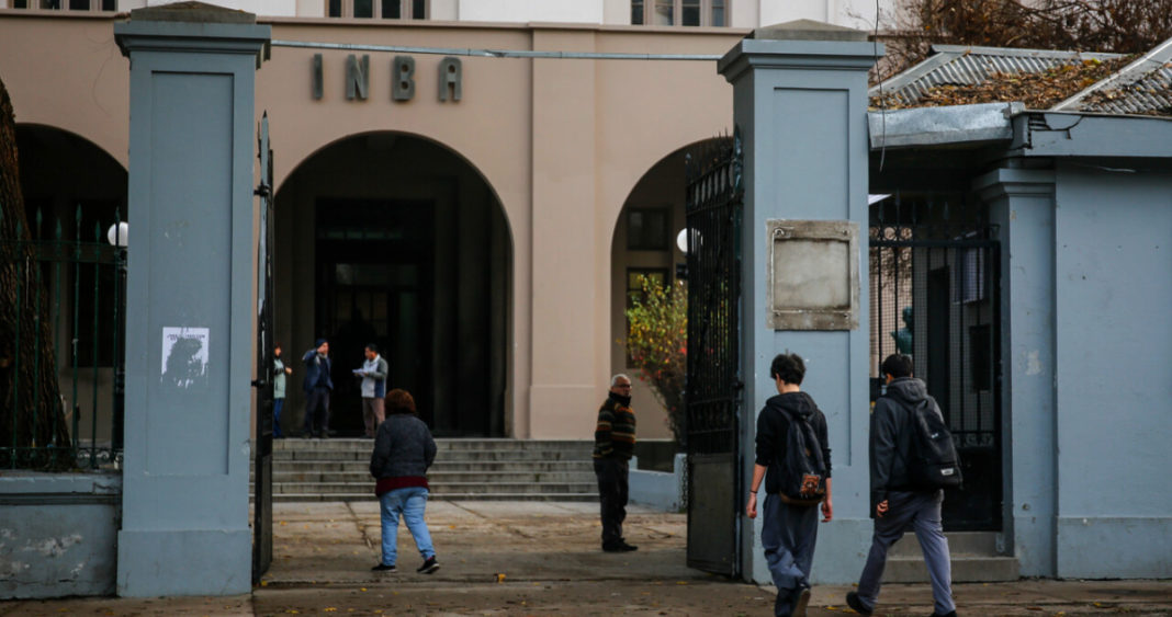 Profesor del INBA Rociado con Combustible Insiste en Seguir Trabajando por Recuperar el Emblemático Liceo