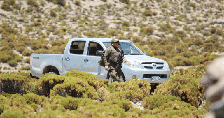 Trágico Accidente en Arica: Tres Vehículos con Encargo por Robo Caen por Quebrada, Dejando un Muerto