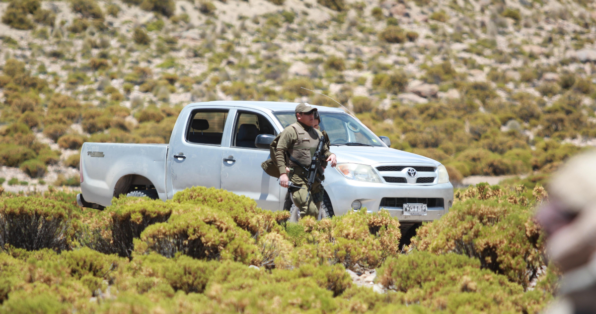 Trágico Accidente en Arica: Tres Vehículos con Encargo por Robo Caen por Quebrada, Dejando un Muerto