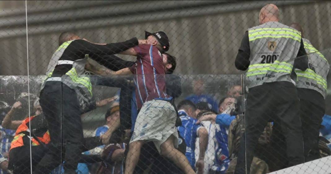 Violencia en la Copa Sudamericana: Enfrentamientos entre hinchas argentinos y la policía brasileña