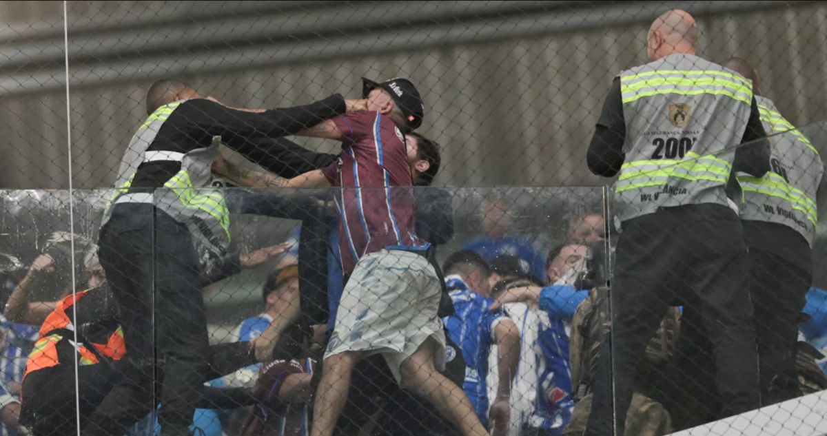 Violencia en la Copa Sudamericana: Enfrentamientos entre hinchas argentinos y la policía brasileña