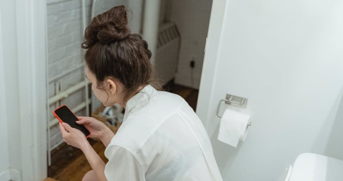 ¿Cómo el uso del teléfono en el baño puede aumentar el riesgo de hemorroides?