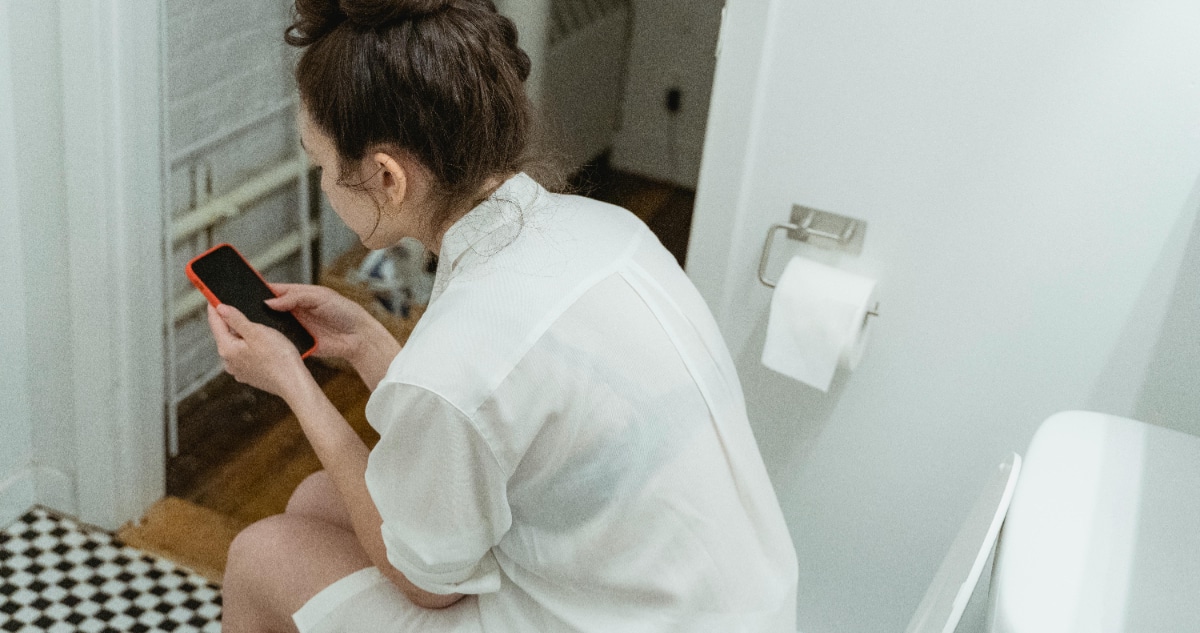 ¿Teléfono en el baño? Estudio revela el sorprendente vínculo con las hemorroides