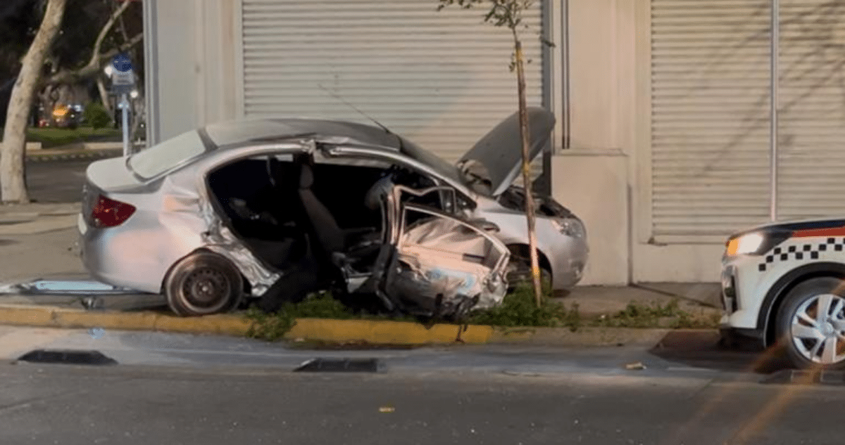 Accidente Vial en Santiago: Vehículo Destrozado y Posible Consumo de Alcohol