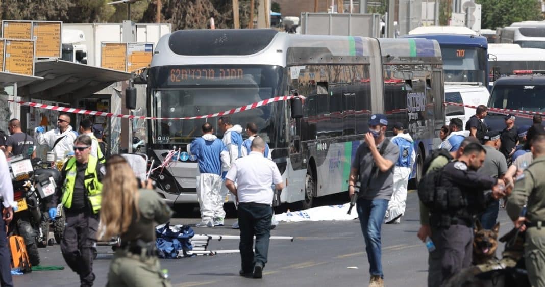 Ataque Mortal en Parada de Autobús en Jerusalén: Dos Terroristas Abatidos