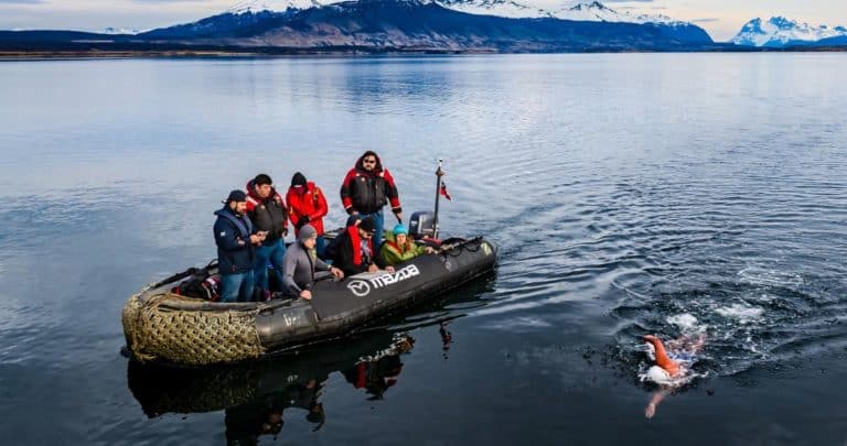 Bárbara Hernández Conquista su Cuarto Récord Guinness con Impresionante Nado en Aguas Heladas