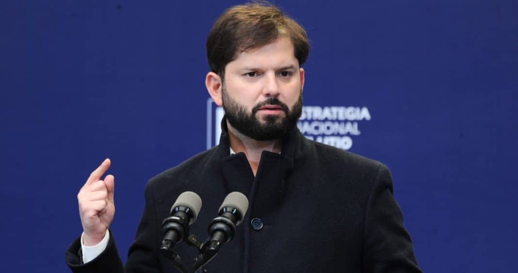 Boric Desafía la Visión del Banco Central: Defiende el Aumento del Salario Mínimo y la Ley de 40 Horas