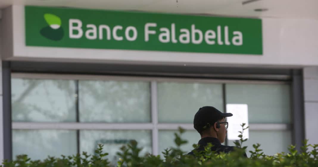 Cajera de Banco Falabella Acusada de Fraude Millonario: Infló Depósito y Alegó Extorsión