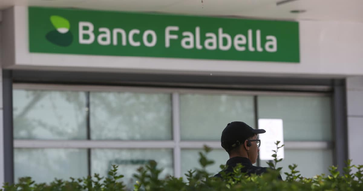 Cajera de Banco Falabella Acusada de Fraude Millonario: Infló Depósito y Alegó Extorsión