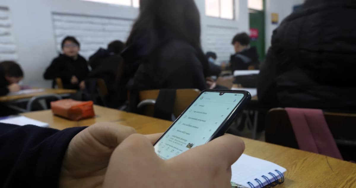Chilenos Critican Duramente el Sistema Educativo y Apoyan Restricciones a Redes Sociales