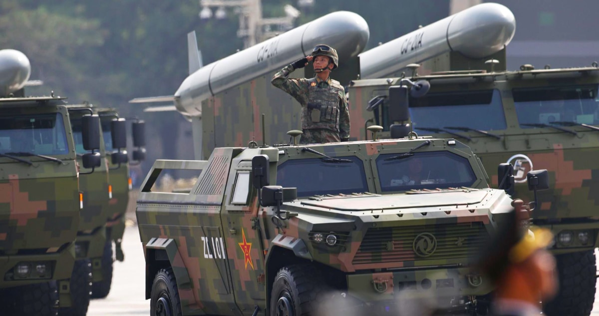 China Exhibe su Poderío Militar: Drones con IA y Misiles Hipersónicos Marcan el Desfile por el Fin de la II Guerra Mundial