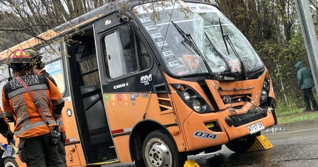 Chofer de microbús con licencia retenida tras dar positivo a cocaína en accidente en Valdivia