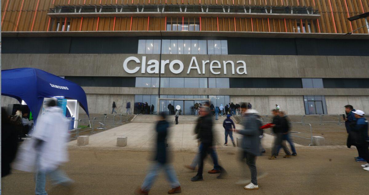 Claro Arena de la UC: Expertos cuestionan seguridad contra incendios, pero Cruzados presenta estudio técnico