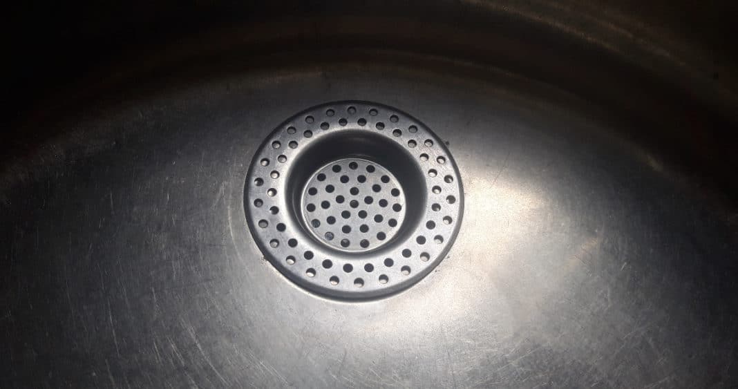Cuidado con el agua hirviendo en el lavaplatos: ¡Puede dañar tus tuberías!