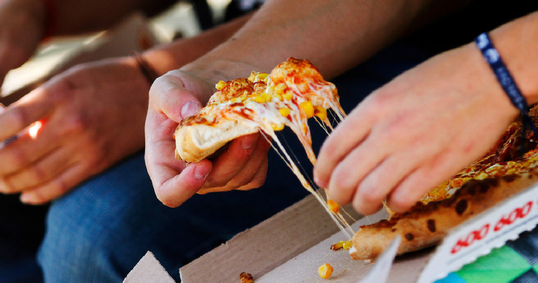 Despido Injustificado: Trabajadora de Papa John's Lanzó Pizza Caliente a Jefatura
