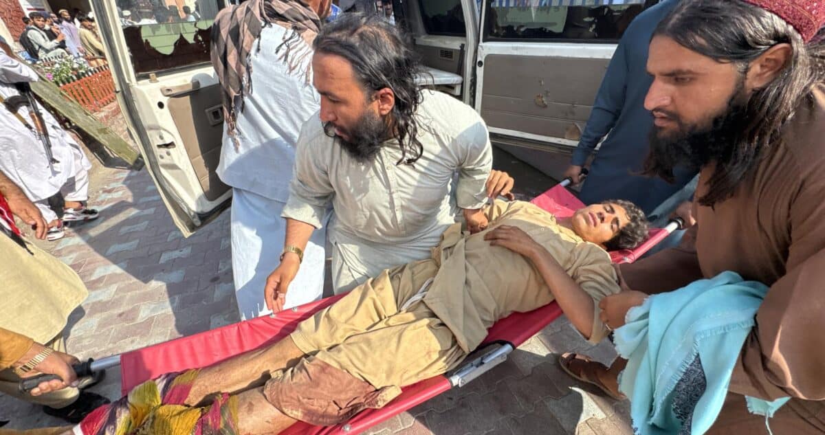 Hundreds killed, thousands injured after earthquake hits Afghanistan Devastación y Rescate: Afganistán Enfrenta una Tragedia Tras el Mortal Terremoto
