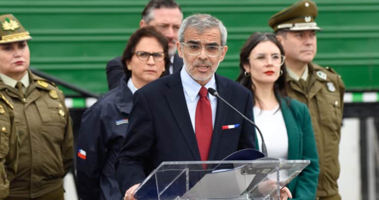 Exjuez Asaltado Llama a Reconsiderar el Uso de Armas, pero Gobierno Advierte que