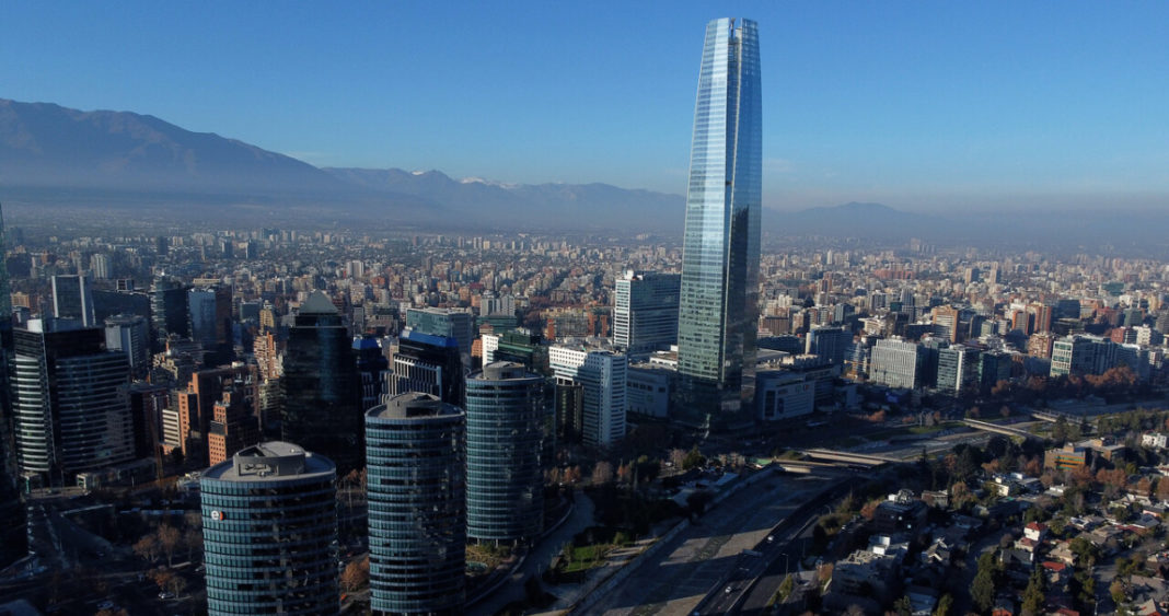 Fitch mantiene calificación de Chile y proyecta mayor crecimiento económico