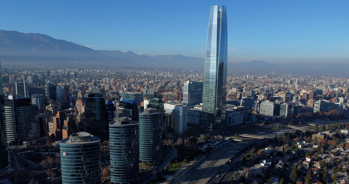 Fitch mantiene calificación de Chile y proyecta mayor crecimiento económico