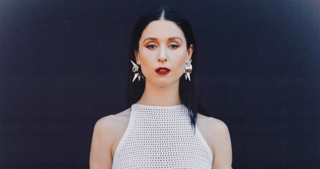 Francisca Valenzuela Brilla en la Pasarela de la Semana de la Moda de París