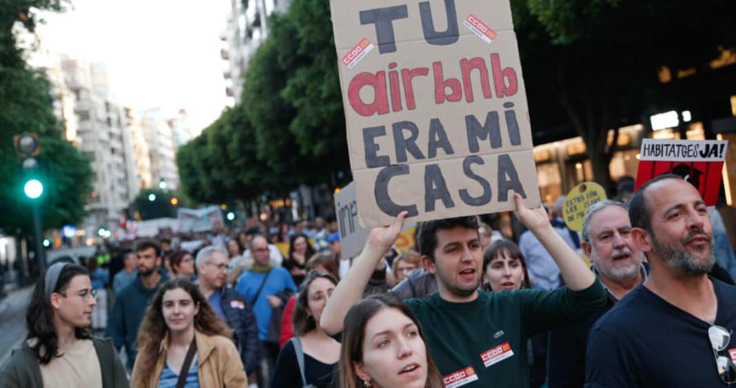 Gobierno de España exige a plataformas como Airbnb retirar más de 53,000 anuncios de 'pisos turísticos ilegales'