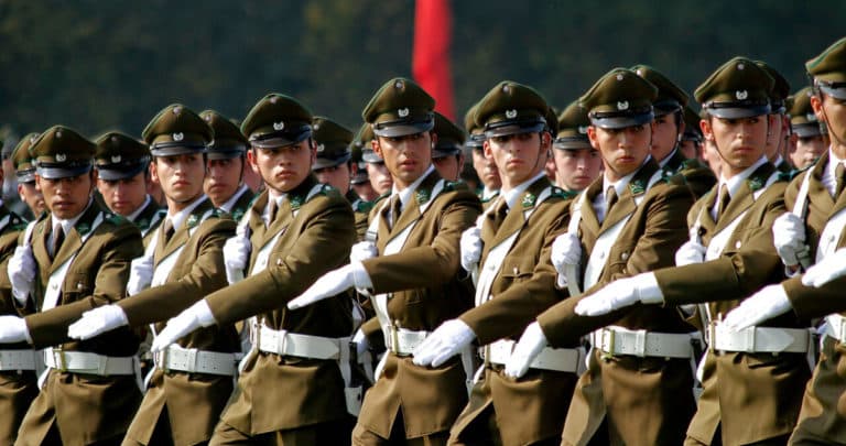 Gobierno enfrenta críticas por retraso en pago de bono a Carabineros