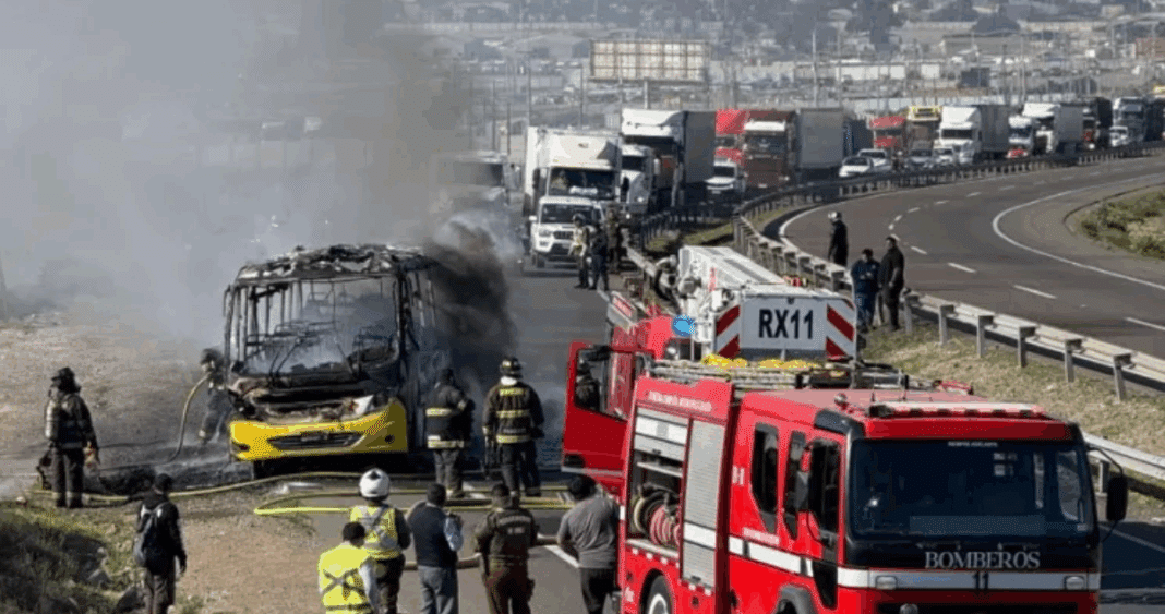 Impactante Accidente en Ruta 5 Norte: Colchón Vuela de Camión y Prende Fuego a Microbús
