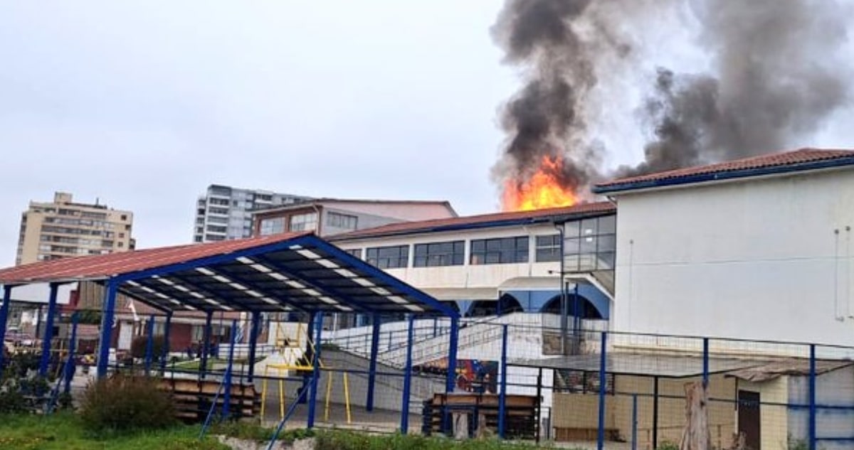 Incendio Devasta Viviendas en Reñaca, Viña del Mar: Colegio Evacuado