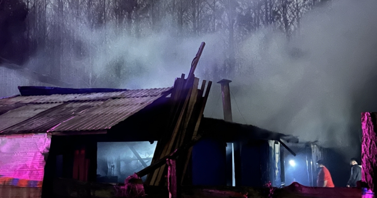 Incendio en Valdivia: Una pareja de adultos mayores pierde su hogar