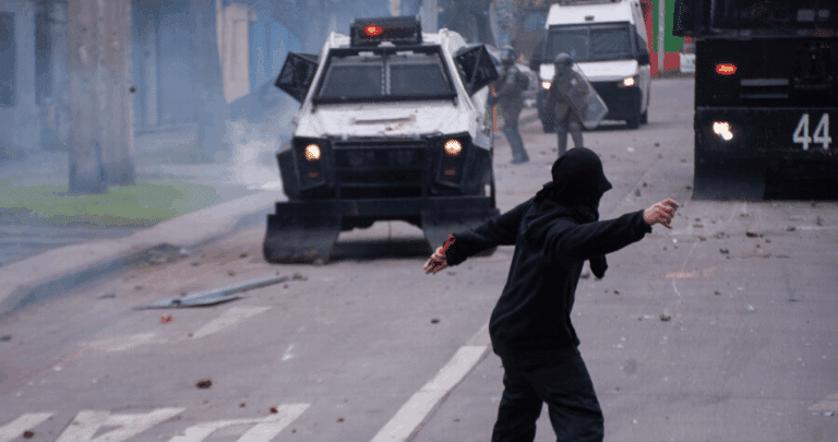Incidentes y Detenciones Marcan la Tradicional Romería al Cementerio General de Santiago