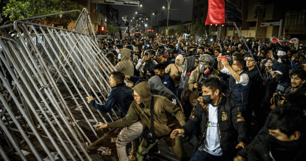 Jóvenes de la 'Generación Z' se enfrentan a la Policía en Lima en protesta contra el Gobierno