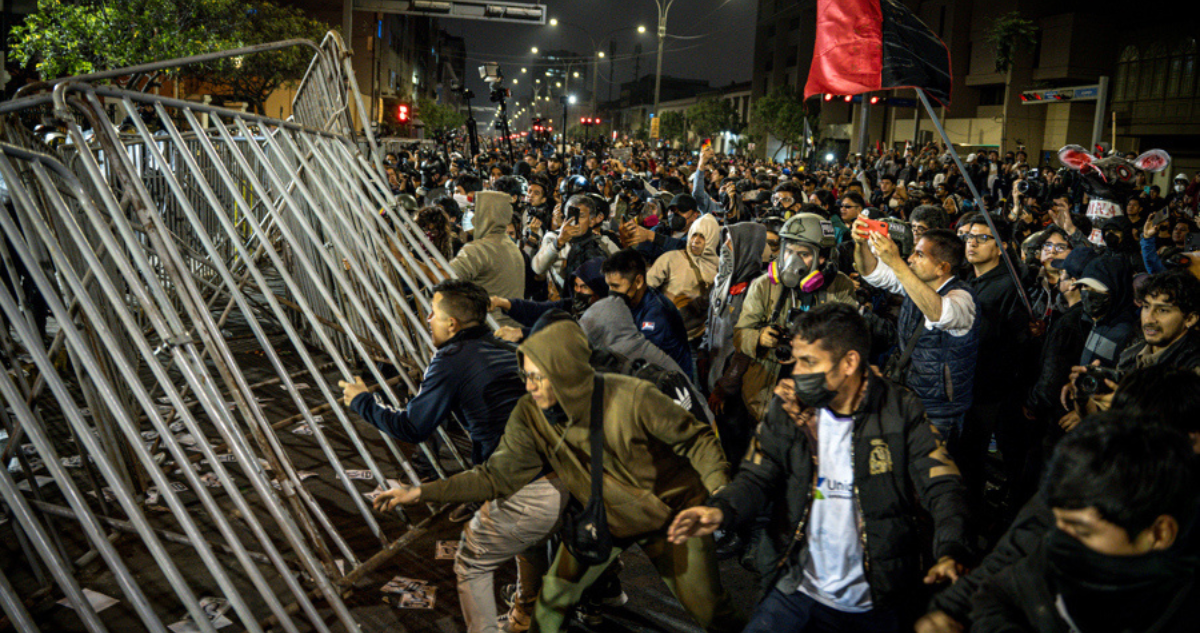 Jóvenes de la 'Generación Z' se enfrentan a la Policía en Lima en protesta contra el Gobierno