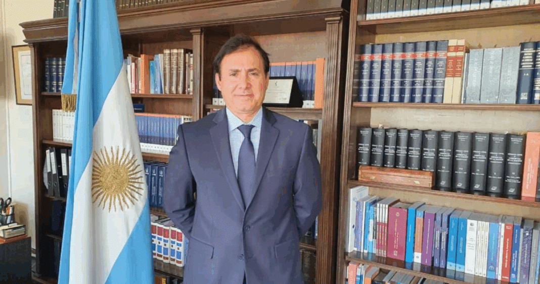Juez acusado de acoso sexual prohíbe difusión de audios de Karina Milei